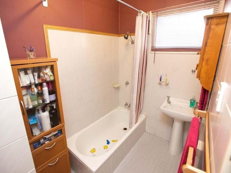 32 Dobbs Street, Holland Park West QLD 4121