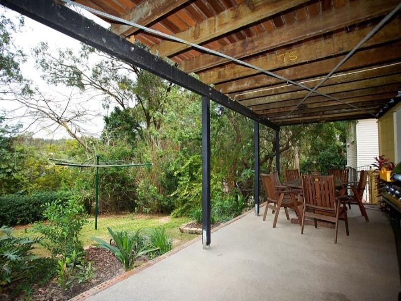 32 Dobbs Street, Holland Park West QLD 4121