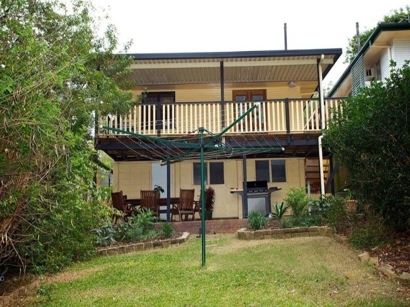 32 Dobbs Street, Holland Park West QLD 4121