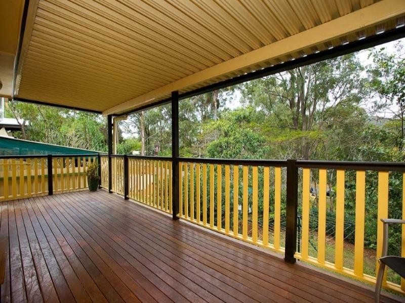 32 Dobbs Street, Holland Park West QLD 4121