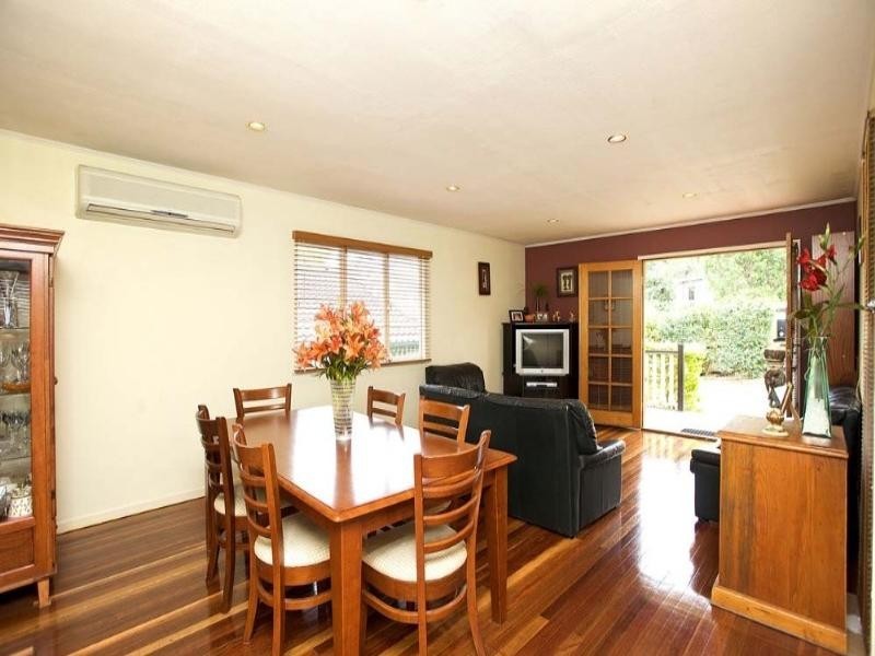 32 Dobbs Street, Holland Park West QLD 4121