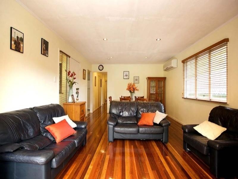 32 Dobbs Street, Holland Park West QLD 4121