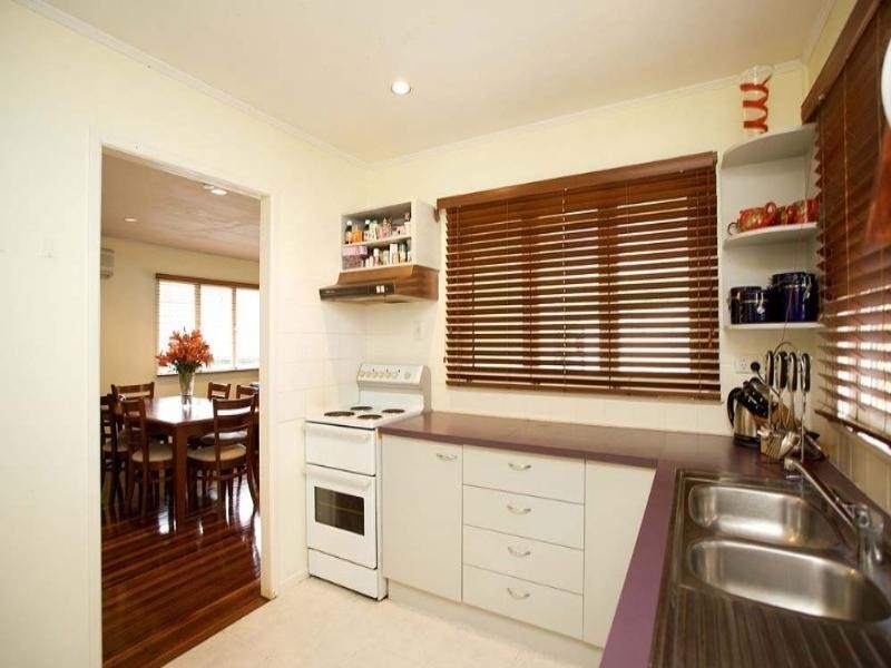 32 Dobbs Street, Holland Park West QLD 4121