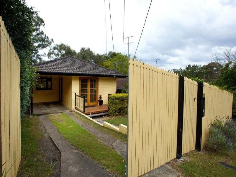 32 Dobbs Street, Holland Park West QLD 4121