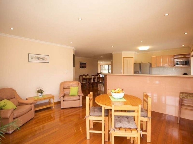 17 Golden Oak Crescent, Carindale QLD 4152