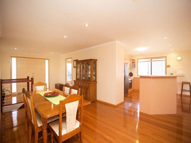 17 Golden Oak Crescent, Carindale QLD 4152