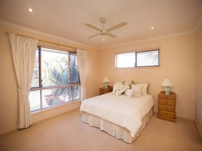 17 Golden Oak Crescent, Carindale QLD 4152