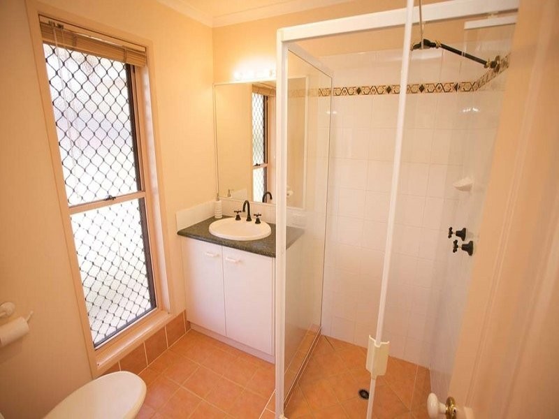 17 Golden Oak Crescent, Carindale QLD 4152