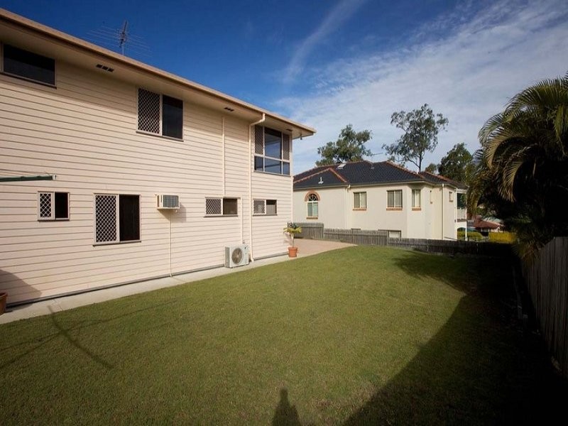17 Golden Oak Crescent, Carindale QLD 4152