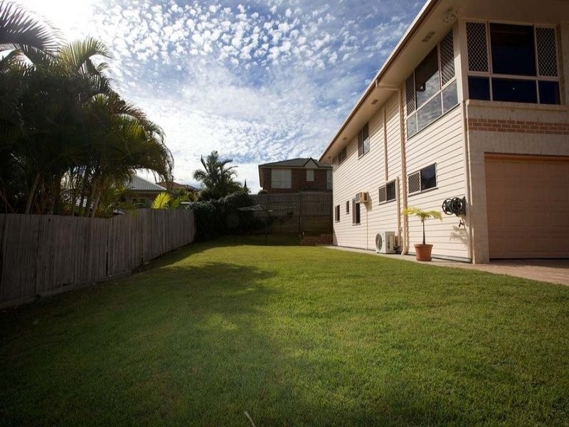 17 Golden Oak Crescent, Carindale QLD 4152