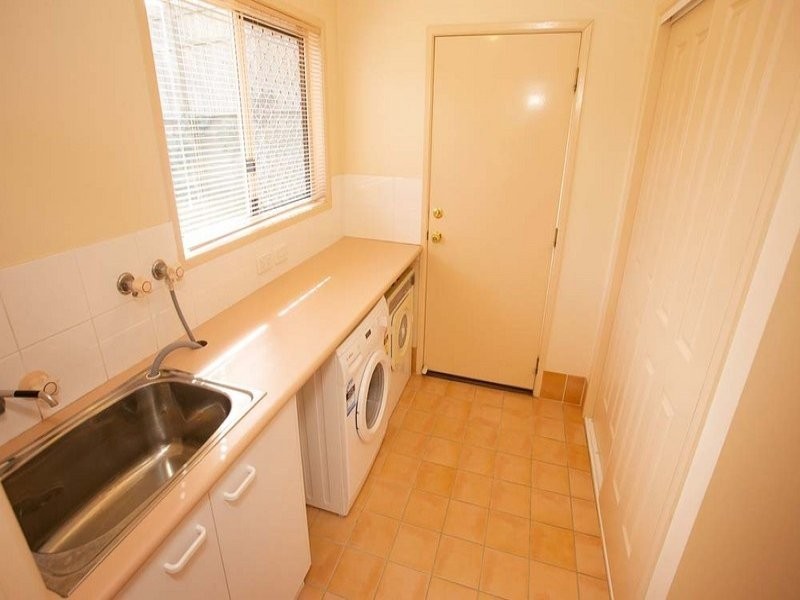 17 Golden Oak Crescent, Carindale QLD 4152