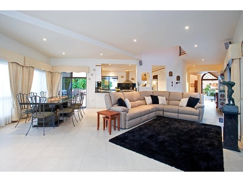 35 Holborn Crescent, Carindale QLD 4152