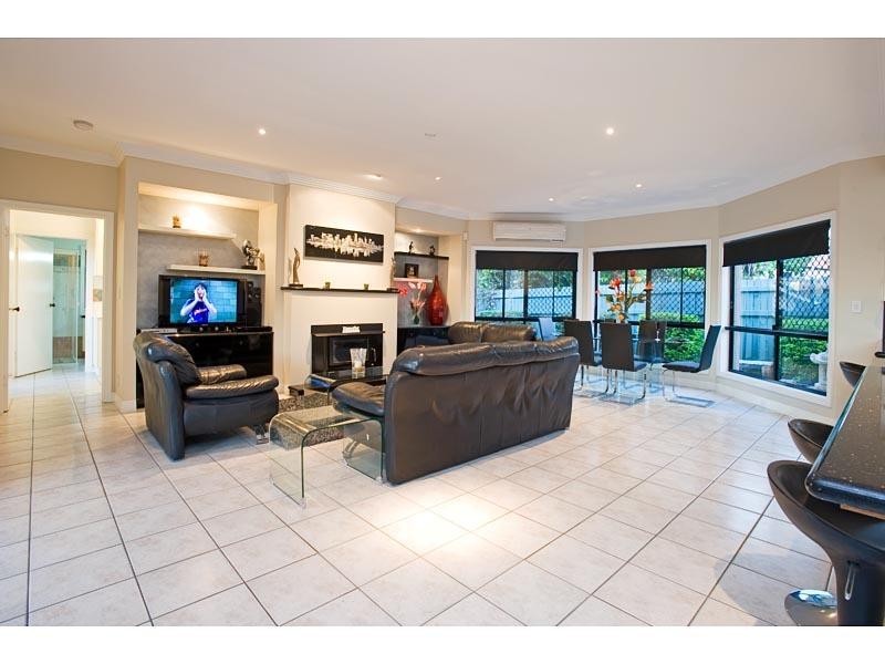 20 Holborn Crescent, Carindale QLD 4152