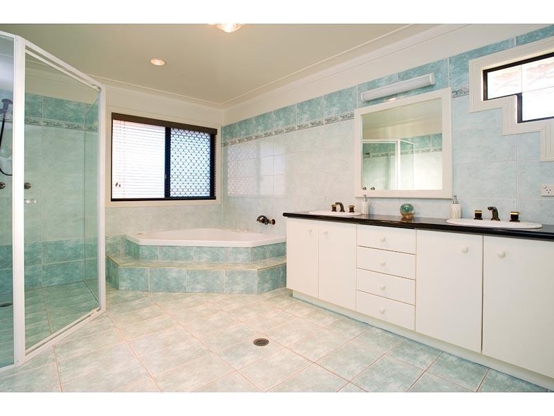 20 Holborn Crescent, Carindale QLD 4152