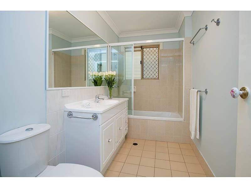 1/70 Delfin Drive, Macgregor QLD 4109