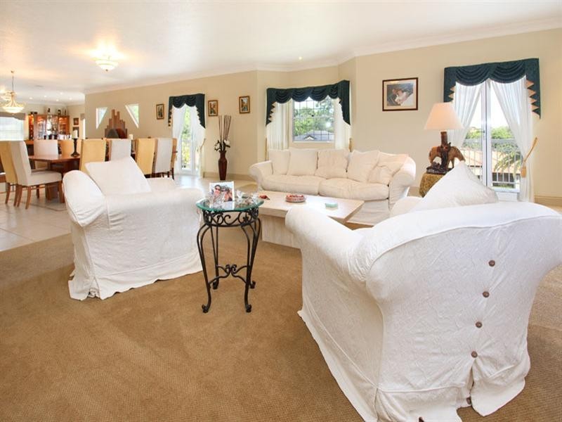 3 Highbury Close, Carindale QLD 4152