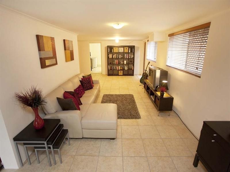 16 Flynn Street, Holland Park West QLD 4121