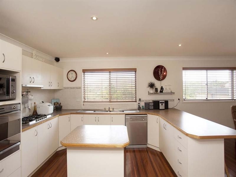 16 Flynn Street, Holland Park West QLD 4121