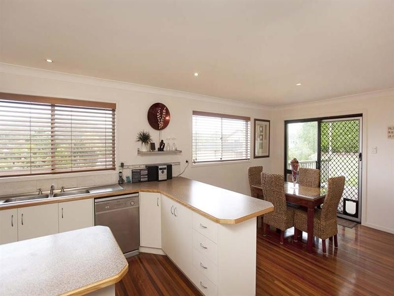 16 Flynn Street, Holland Park West QLD 4121