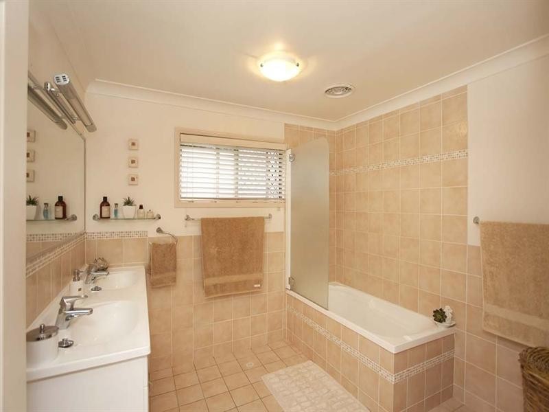 16 Flynn Street, Holland Park West QLD 4121