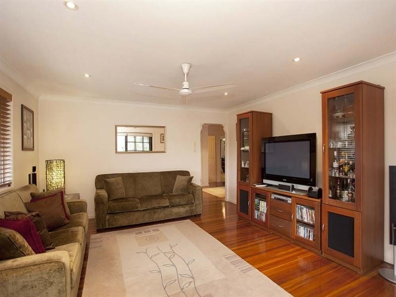 16 Flynn Street, Holland Park West QLD 4121