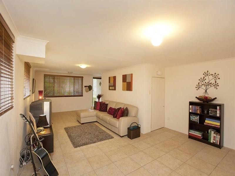 16 Flynn Street, Holland Park West QLD 4121