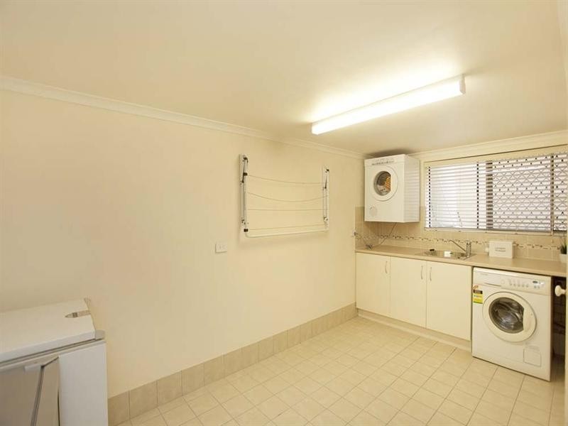 16 Flynn Street, Holland Park West QLD 4121