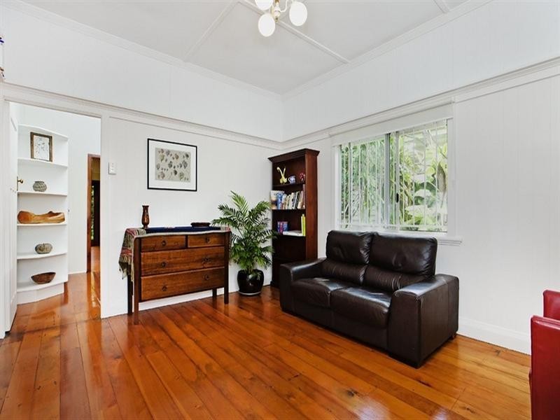 7 Gower Street, Holland Park West QLD 4121