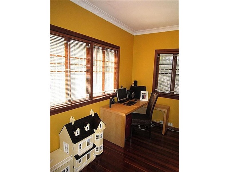 103 Creek Road, Mount Gravatt East QLD 4122