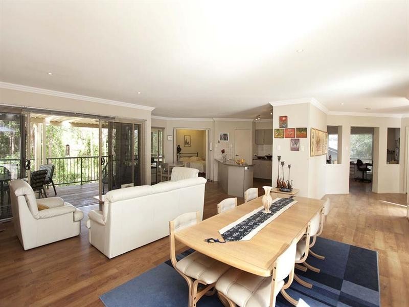 32 David Road, Holland Park QLD 4121