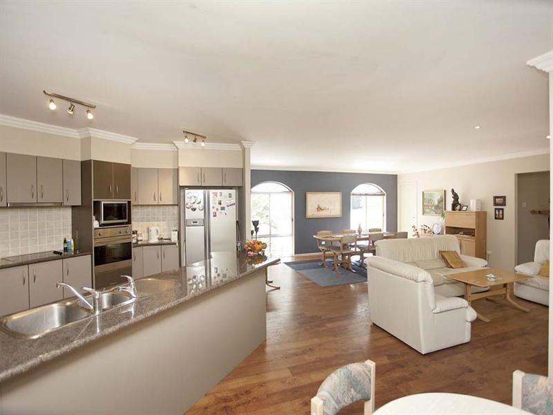 32 David Road, Holland Park QLD 4121