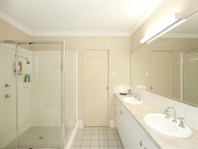 32 David Road, Holland Park QLD 4121