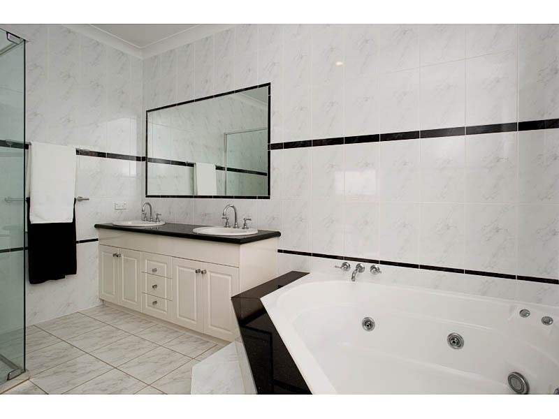 15 Frankenia Court, Regents Park QLD 4118