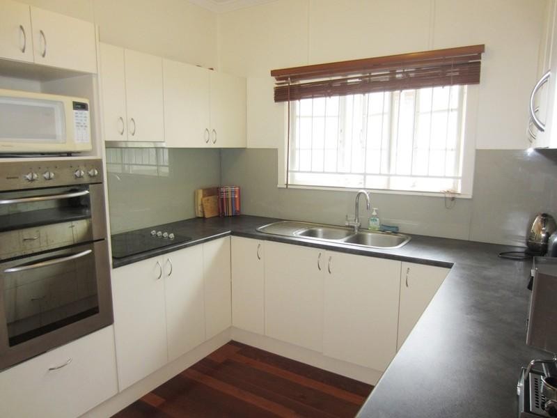 30 Eric Road, Holland Park QLD 4121