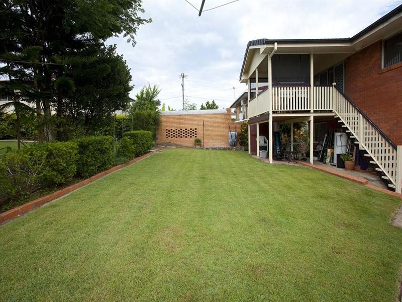 42 Tandanya Street, Mansfield QLD 4122
