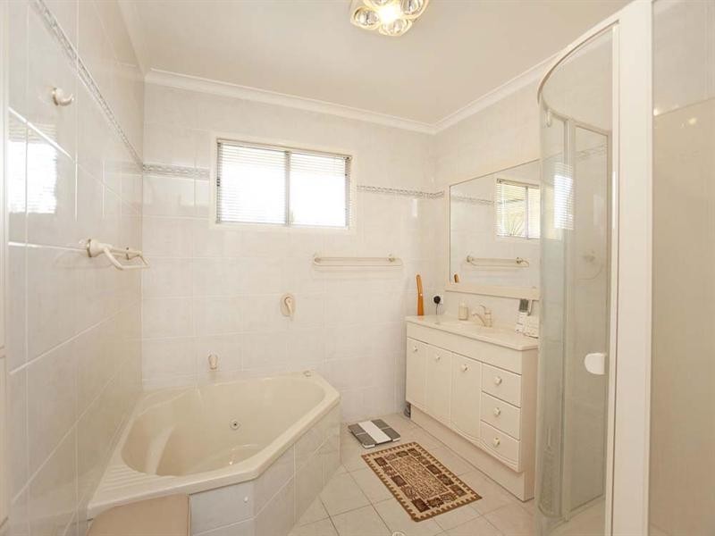 6 Menkira Street, Mansfield QLD 4122