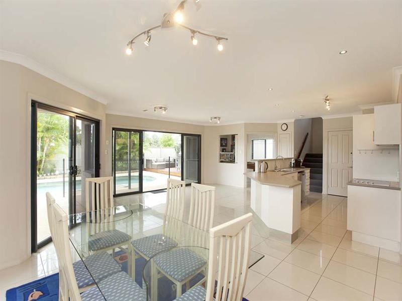 10 Holland Place, Carindale QLD 4152