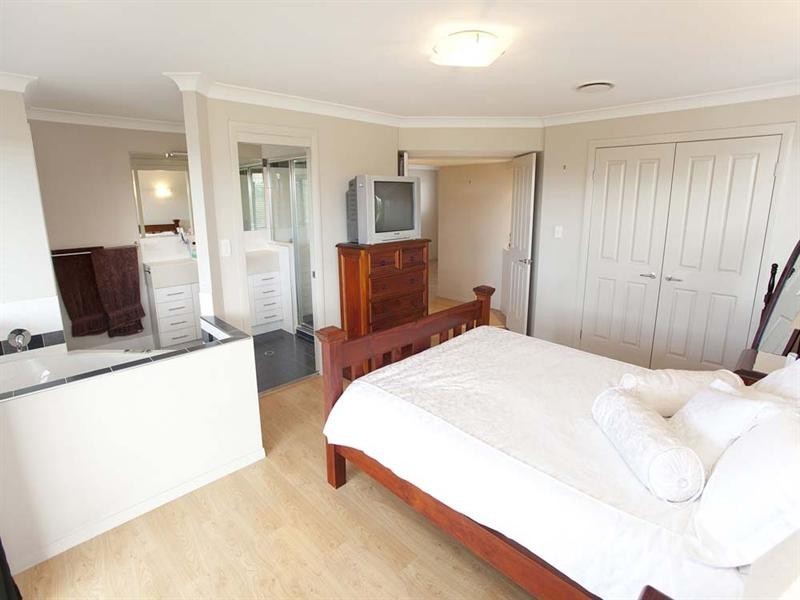 10 Holland Place, Carindale QLD 4152