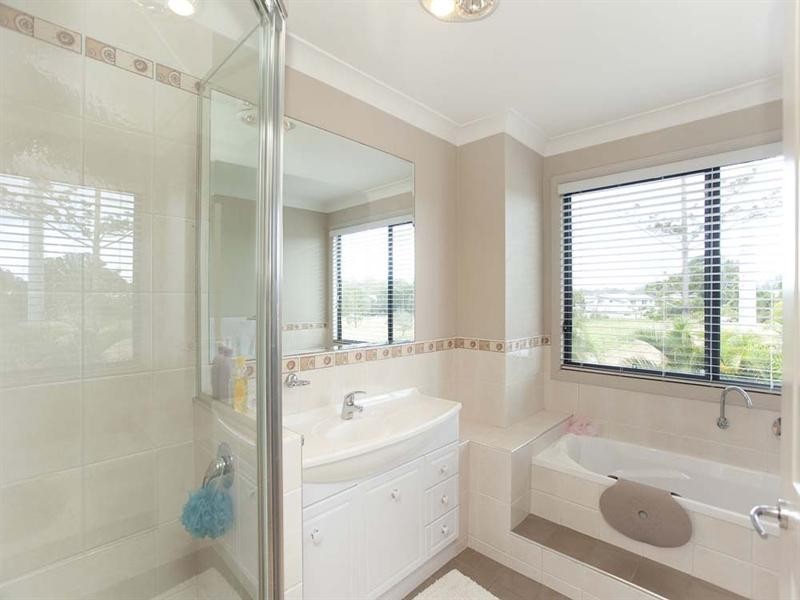 10 Holland Place, Carindale QLD 4152