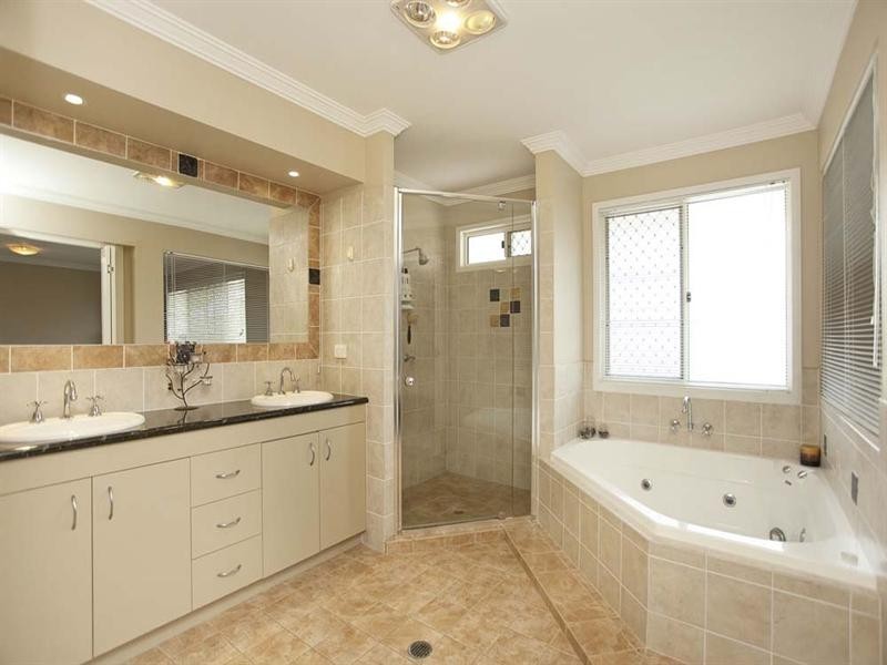 3 Bentley Court, Mansfield QLD 4122