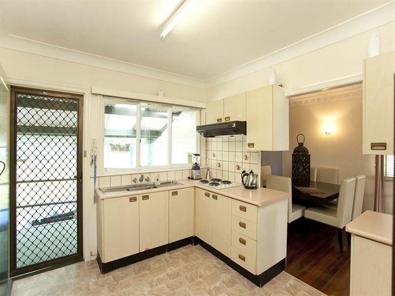 27 Curfew Street, Upper Mount Gravatt QLD 4122