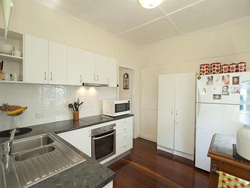 20 Iveagh Avenue, Holland Park West QLD 4121