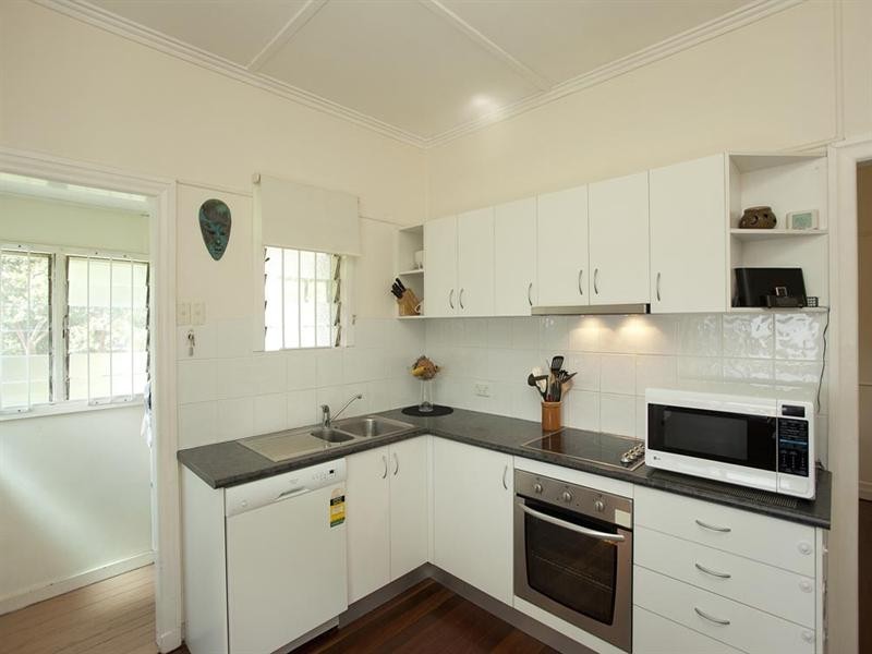 20 Iveagh Avenue, Holland Park West QLD 4121