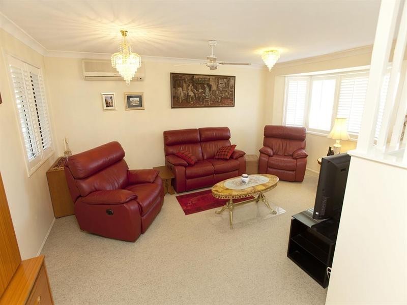 8 Mindona Street, Wishart QLD 4122