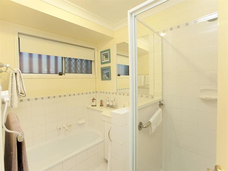 8 Mindona Street, Wishart QLD 4122