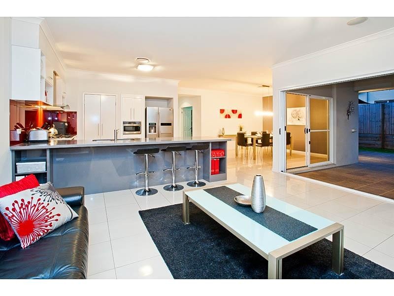 6 Azzure Street, Eight Mile Plains QLD 4113