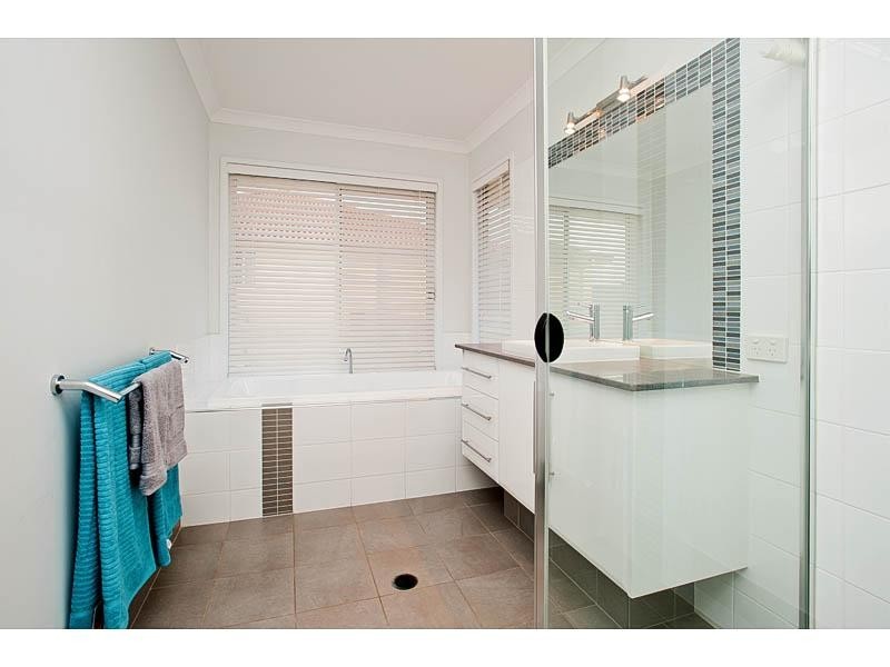 6 Azzure Street, Eight Mile Plains QLD 4113