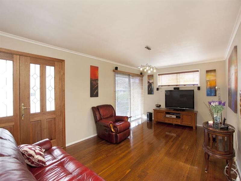 8 Peterglen Street, Wishart QLD 4122