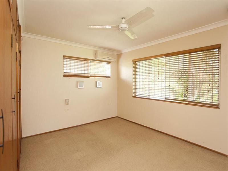 1 Starcross Street, Macgregor QLD 4109