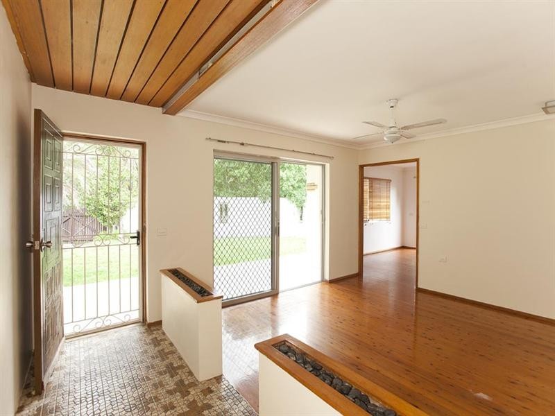 1 Starcross Street, Macgregor QLD 4109